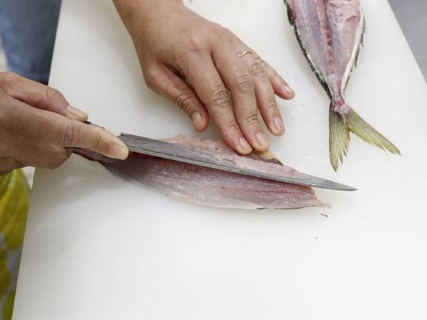生臭くて食べられないなら？　魚の臭みを取り除く方法に「今晩試します」