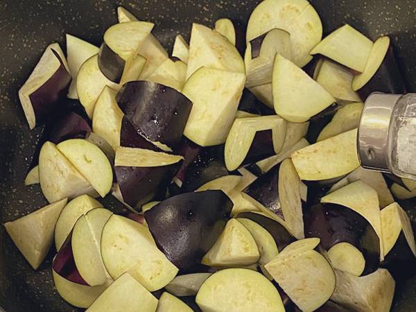 油を吸いやすいナス、炒める前にアレを入れると？　「いいことを聞いた」