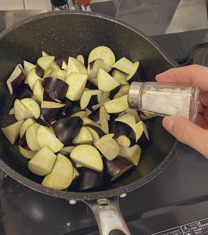 油を吸いやすいナス、炒める前にアレを入れると？　「いいことを聞いた」