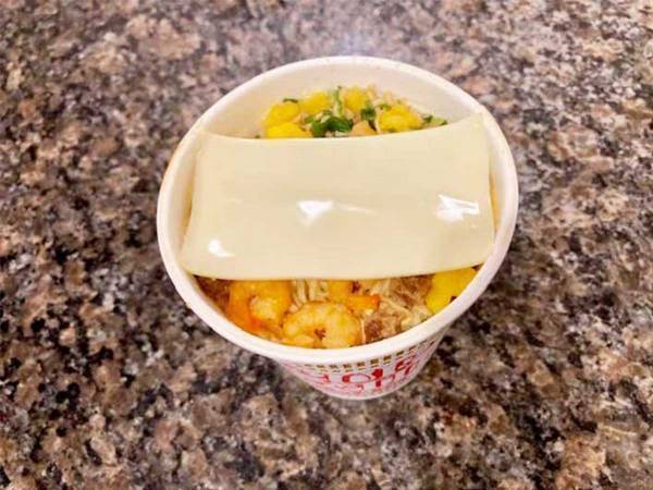 『カップヌードル』の意外と思いつかない食べ方に「飲み干しちゃった！」