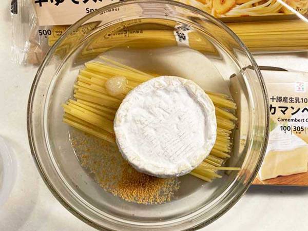 セブンが教えるレンジ調理のチーズパスタがおいしすぎる　「濃厚」「とまらない」