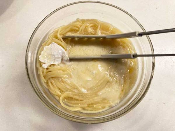 セブンが教えるレンジ調理のチーズパスタがおいしすぎる　「濃厚」「とまらない」