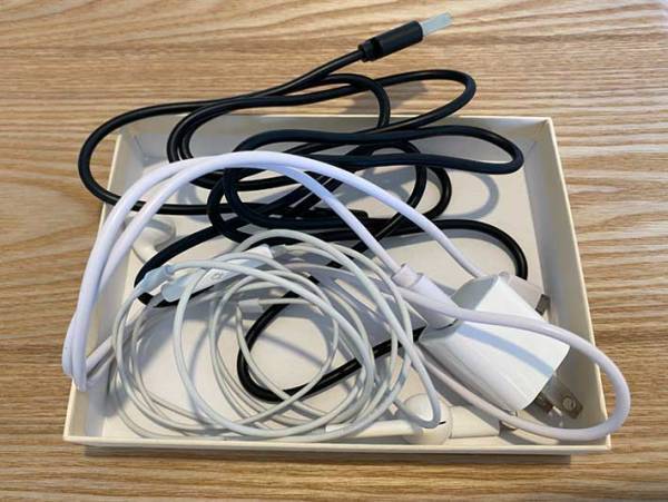 絡まったコード、ウンザリしない？　１００均グッズで「見違えた！」