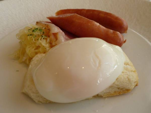 ポーチドエッグの思いがけない作り方に「ソレを使うとは」「マジか」