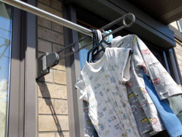 風で干した洗濯物がくっつく…　１００均のグッズで「もう吹っ飛ばない」