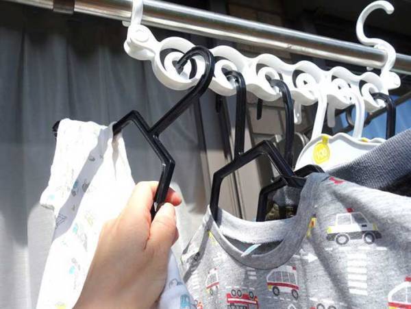 風で干した洗濯物がくっつく…　１００均のグッズで「もう吹っ飛ばない」