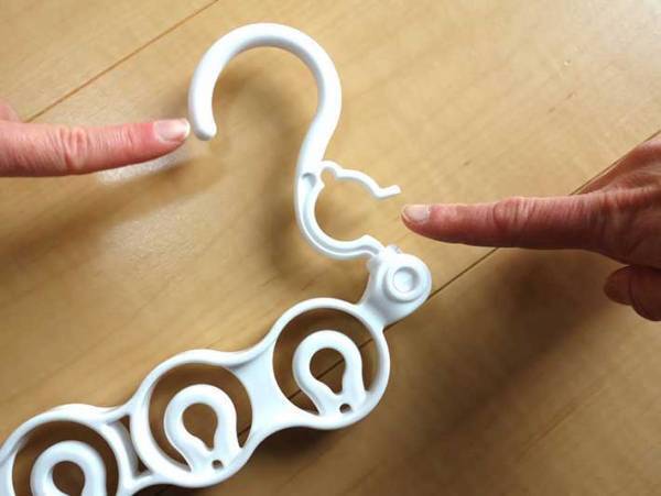 風で干した洗濯物がくっつく…　１００均のグッズで「もう吹っ飛ばない」