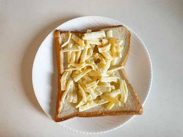 ピザ用チーズが全然伸びない！　アレを入れると…「ブチッと切れなくなった」