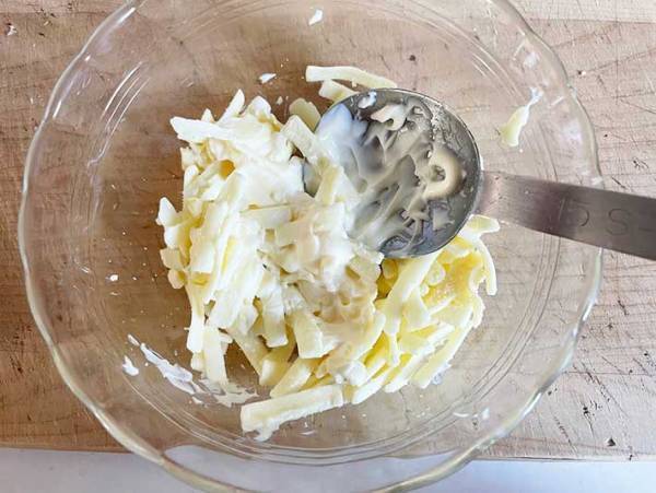 ピザ用チーズが全然伸びない！　アレを入れると…「ブチッと切れなくなった」