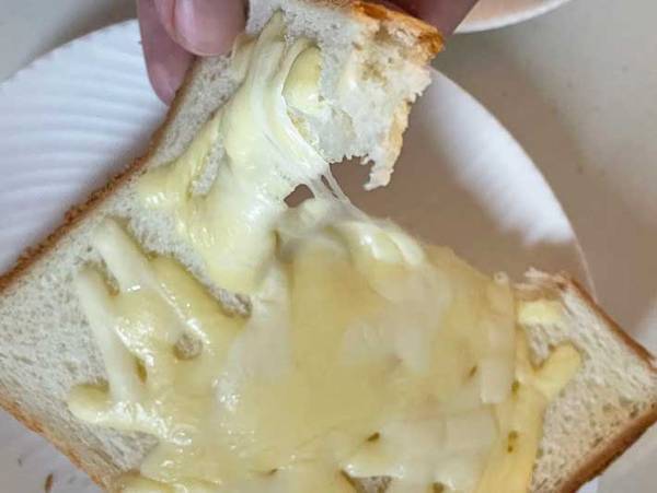 ピザ用チーズが全然伸びない！　アレを入れると…「ブチッと切れなくなった」