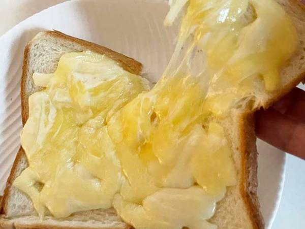 ピザ用チーズが全然伸びない！　アレを入れると…「ブチッと切れなくなった」