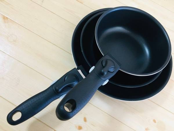 フッ素樹脂加工のフライパンは◯◯NG　企業の注意喚起に「知れてよかった」