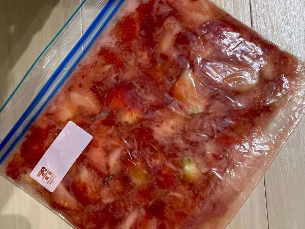 イチゴをフリーザーバッグに入れて？　斜め上の食べ方に「素敵」「大量に買ってくる」
