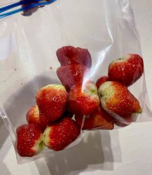 イチゴをフリーザーバッグに入れて？　斜め上の食べ方に「素敵」「大量に買ってくる」