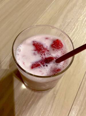 イチゴをフリーザーバッグに入れて？　斜め上の食べ方に「素敵」「大量に買ってくる」