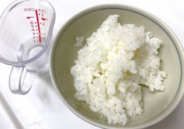 冷蔵保存したご飯　レンチン前にアレを混ぜると…「炊き立てかと思ったわ」