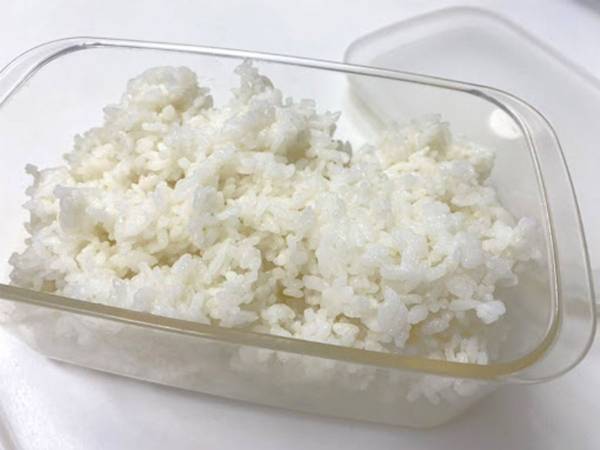 冷蔵保存したご飯　レンチン前にアレを混ぜると…「炊き立てかと思ったわ」