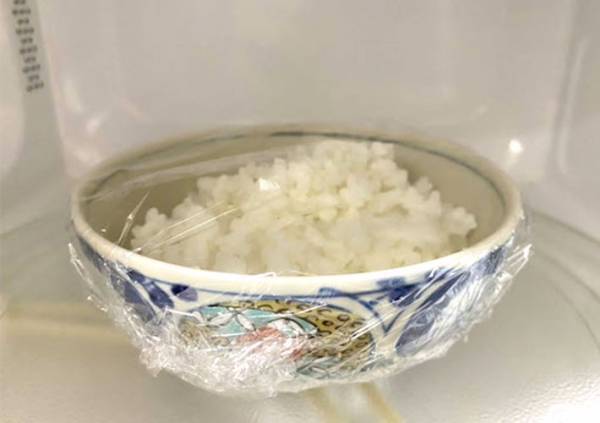 冷蔵保存したご飯　レンチン前にアレを混ぜると…「炊き立てかと思ったわ」