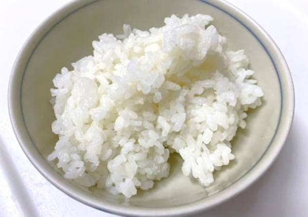 冷蔵保存したご飯　レンチン前にアレを混ぜると…「炊き立てかと思ったわ」