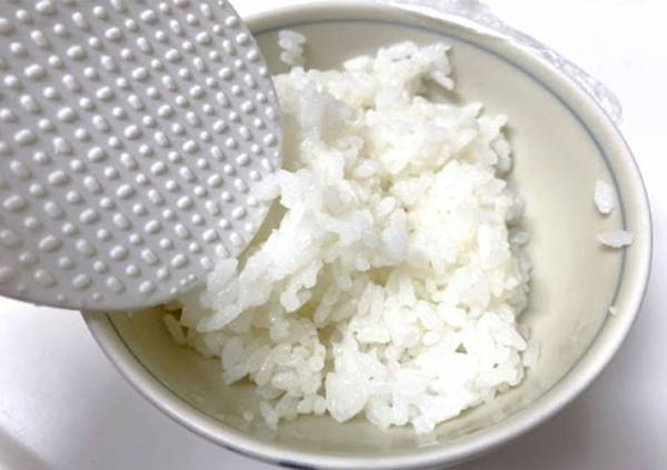 冷蔵保存したご飯　レンチン前にアレを混ぜると…「炊き立てかと思ったわ」