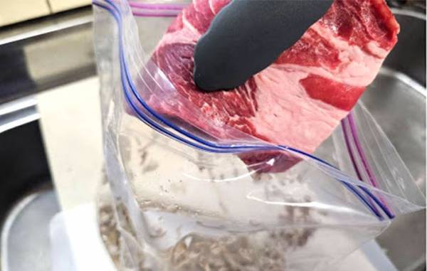 安いステーキ肉、そのまま焼いてる？　超柔らかくする方法に子供が大騒ぎ