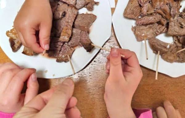 安いステーキ肉、そのまま焼いてる？　超柔らかくする方法に子供が大騒ぎ