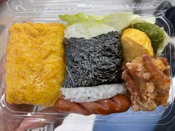 空港の『３００円弁当』に「定番の魅力が詰まってる」　大きな玉子焼きと思いきや？