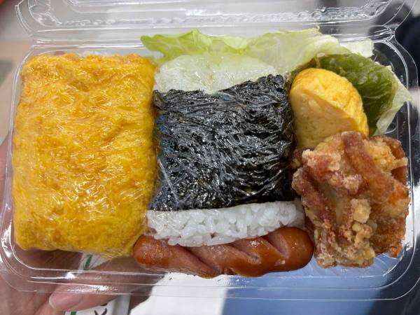 空港の『３００円弁当』に「定番の魅力が詰まってる」　大きな玉子焼きと思いきや？