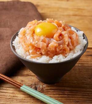 サーモンはこうする！　和えてご飯にのせるだけで「悶絶するほどおいしい」