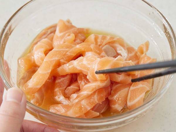 サーモンはこうする！　和えてご飯にのせるだけで「悶絶するほどおいしい」