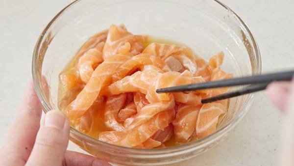 サーモンはこうする！　和えてご飯にのせるだけで「悶絶するほどおいしい」