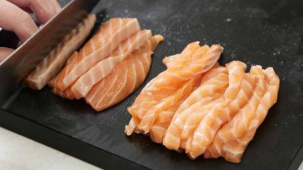 サーモンはこうする！　和えてご飯にのせるだけで「悶絶するほどおいしい」