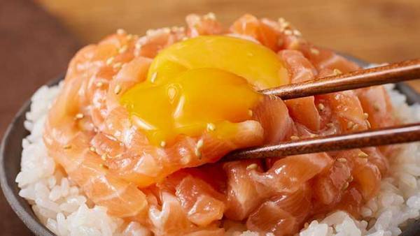 サーモンはこうする！　和えてご飯にのせるだけで「悶絶するほどおいしい」