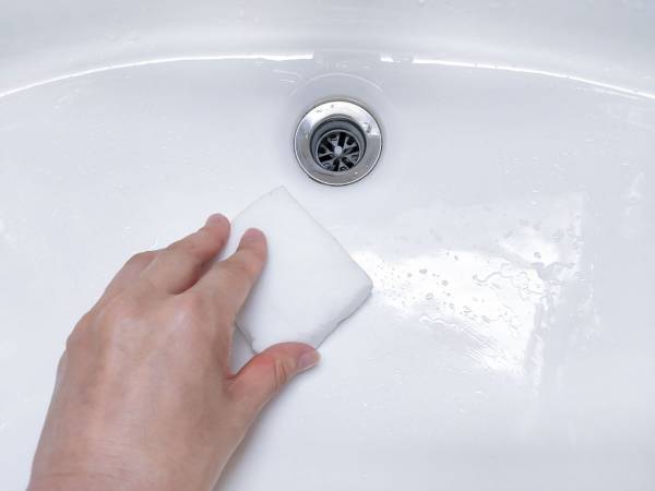 メラミンスポンジで洗面台をこすると…？　思わぬリスクに「知りませんでした…」