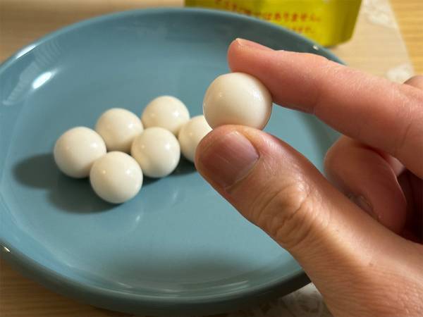 『まるでゆでたまごガム』の『殻』を割ってみるぞ！　中から出てきたのは…？