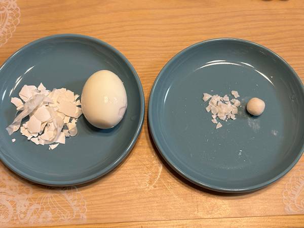 『まるでゆでたまごガム』の『殻』を割ってみるぞ！　中から出てきたのは…？