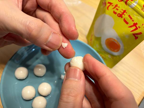 『まるでゆでたまごガム』の『殻』を割ってみるぞ！　中から出てきたのは…？