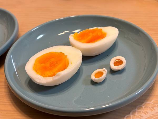 『まるでゆでたまごガム』の『殻』を割ってみるぞ！　中から出てきたのは…？