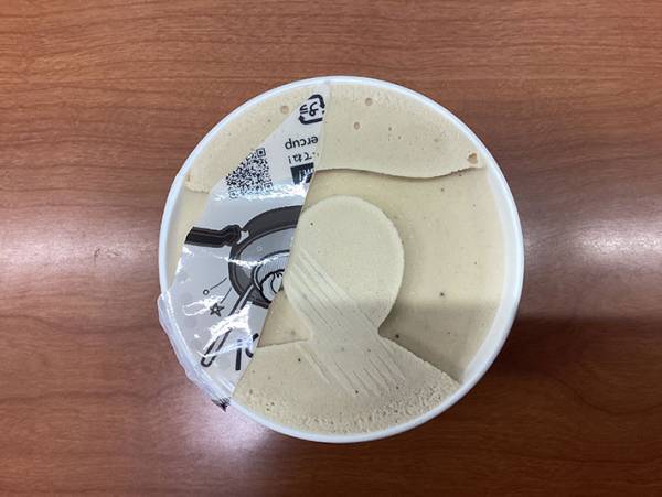 スーパーカップを買った男性　蓋を開けたら？　「これはお見事」「ジワジワくる」