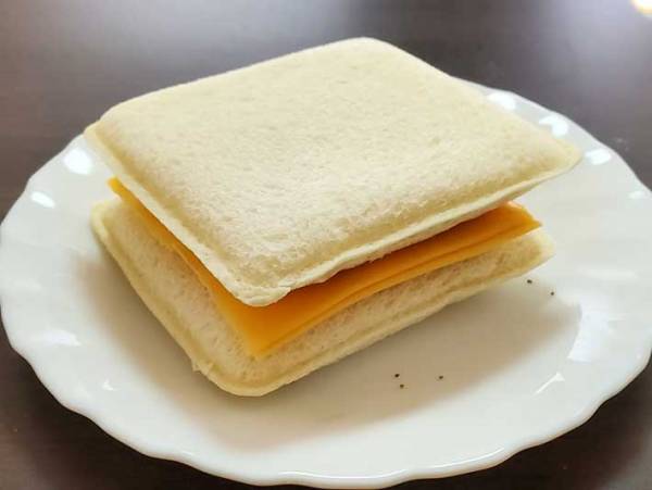 「ガブッといきたくなる！」　『ランチパック』でアレを挟んで焼くと…？