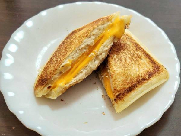 「ガブッといきたくなる！」　『ランチパック』でアレを挟んで焼くと…？