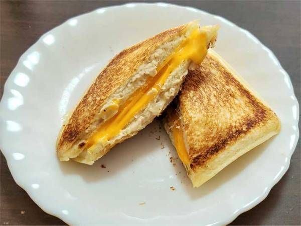 「ガブッといきたくなる！」　『ランチパック』でアレを挟んで焼くと…？