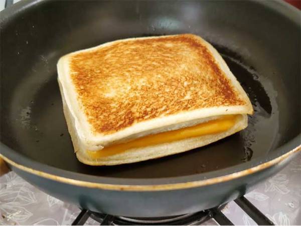 「ガブッといきたくなる！」　『ランチパック』でアレを挟んで焼くと…？