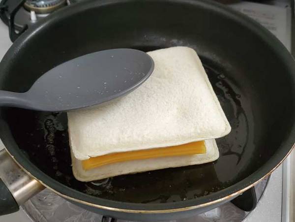 「ガブッといきたくなる！」　『ランチパック』でアレを挟んで焼くと…？