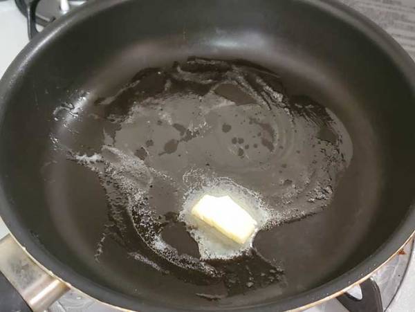 「ガブッといきたくなる！」　『ランチパック』でアレを挟んで焼くと…？