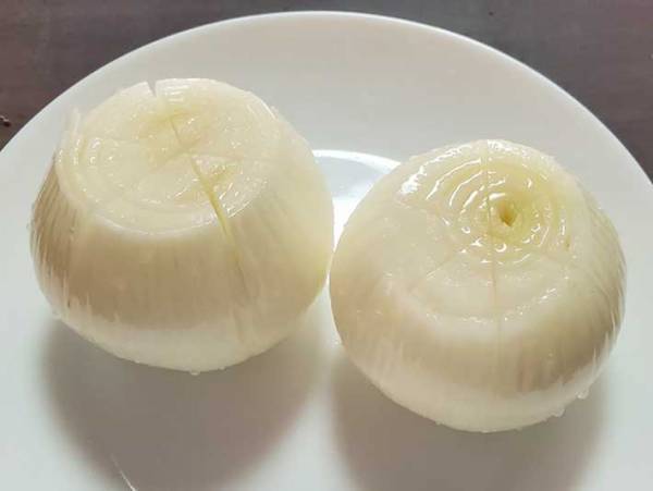 新玉ねぎを丸ごとレンジでチンするだけ！　味付けに使うのは…ミツカンのあの調味料