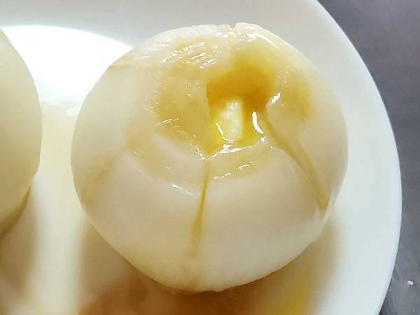 新玉ねぎを丸ごとレンジでチンするだけ！　味付けに使うのは…ミツカンのあの調味料