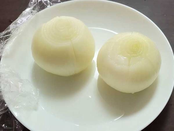 新玉ねぎを丸ごとレンジでチンするだけ！　味付けに使うのは…ミツカンのあの調味料