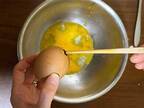 イースターエッグの作り方、知ってる？　企業が紹介する卵の中身を抜く方法