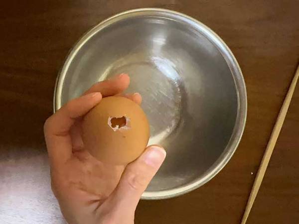 イースターエッグの作り方、知ってる？　企業が紹介する卵の中身を抜く方法